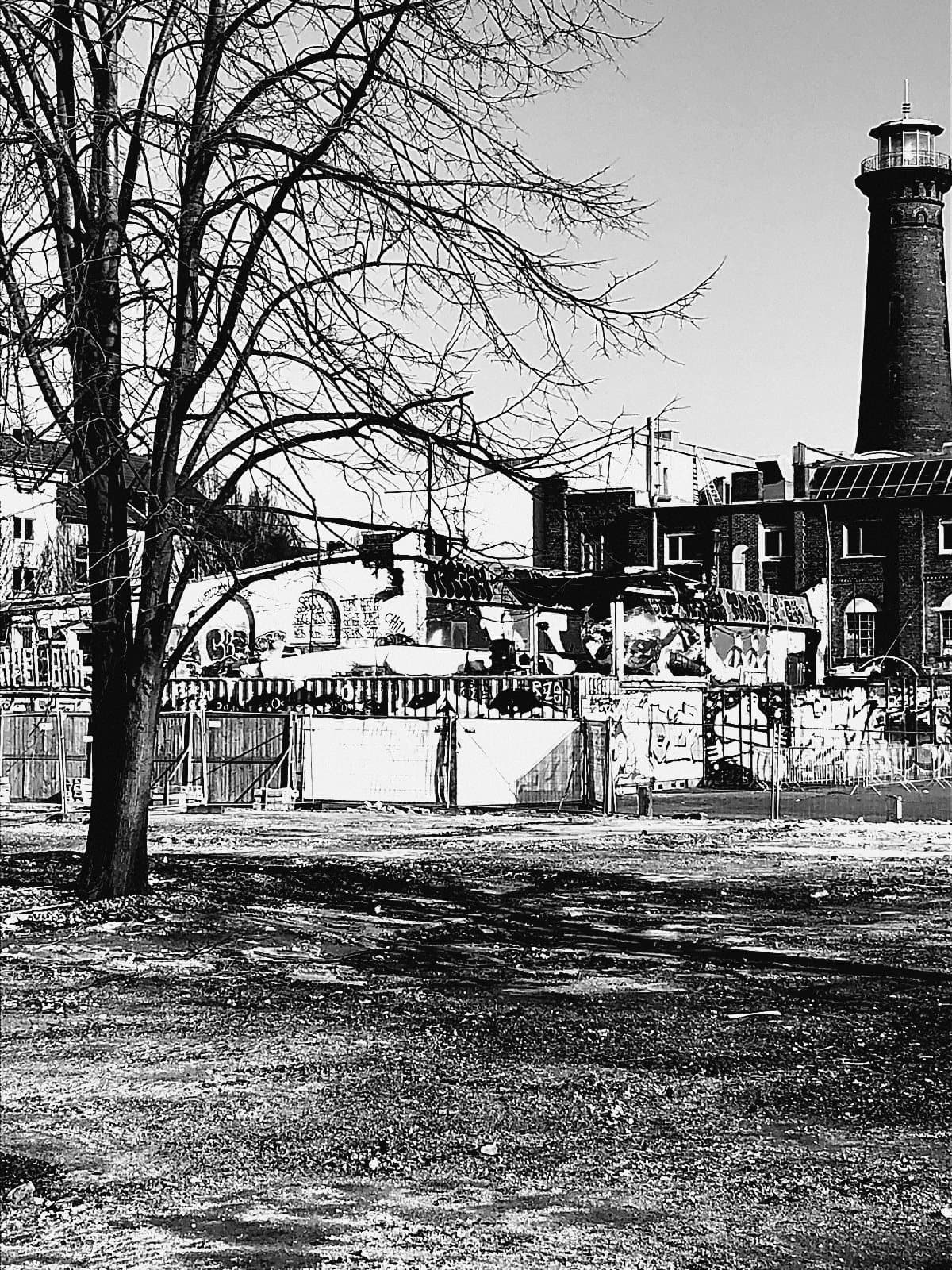Heliosturm und bemalte Industriefassaden auf dem Heliosgelände in Ehrenfeld