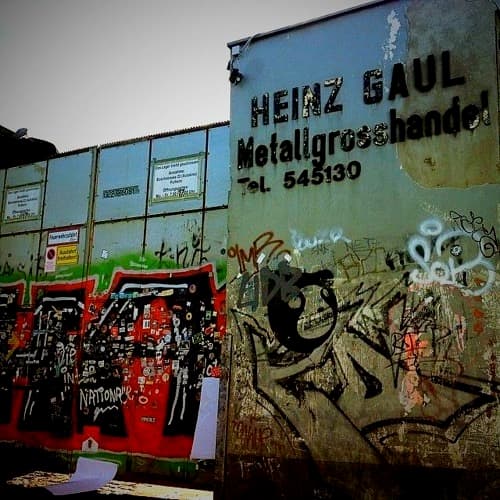 Historische Heinz-Gaul-Fassade mit Metallgroßhandel-Schriftzug, Tags und beklebten Türen